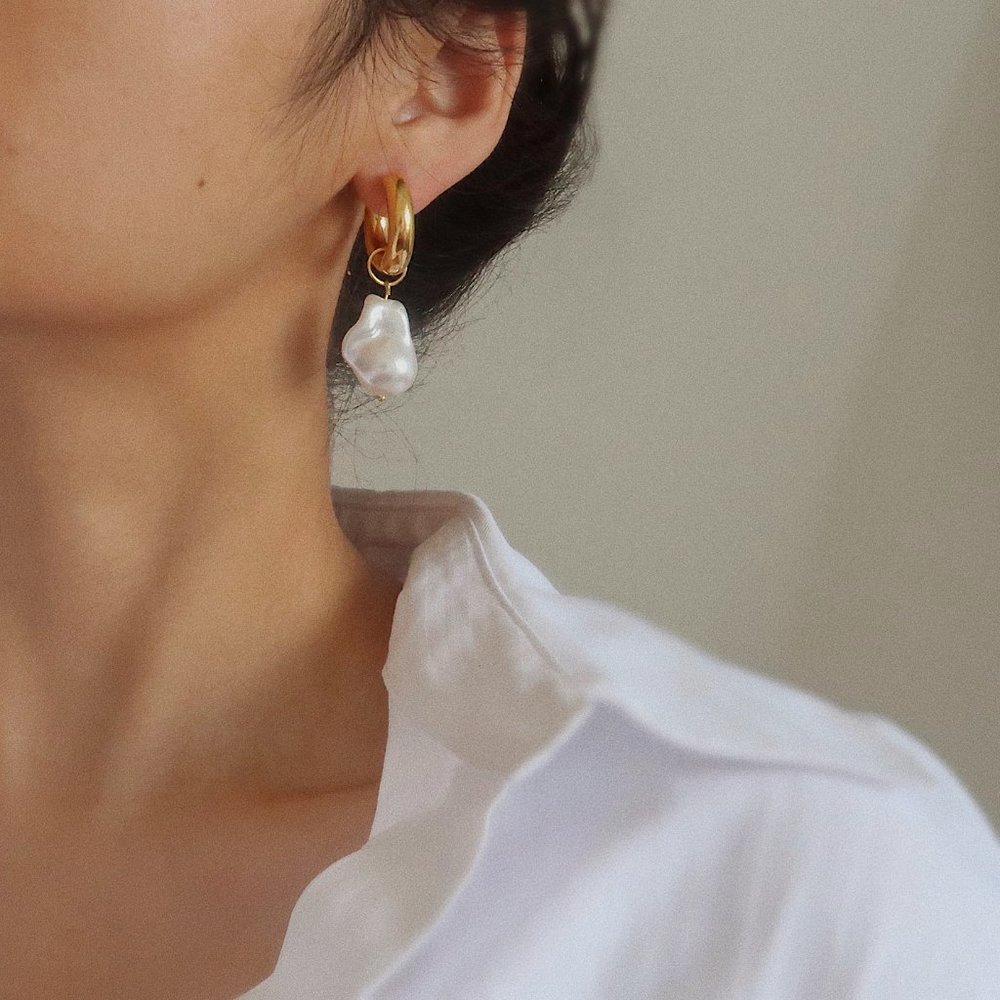 NEW 18K Gold Plated Baroque Pearl Drop Round Huggie Hoop Earrings - Picture 11 of 11